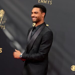 Regé-Jean Page Instagram - Sunshine and smiles in midnight blue at @televisionacad EMMYS ✨

Congrats to all the Bridgerton team for all the outstanding things we achieved this season

Stylish thanks to
@giorgioarmani
@jeanneyangstyle 
@jessica_o_ 
@christopherleneo 
ShelterPR

📸 @richfury / @gettyentertainment