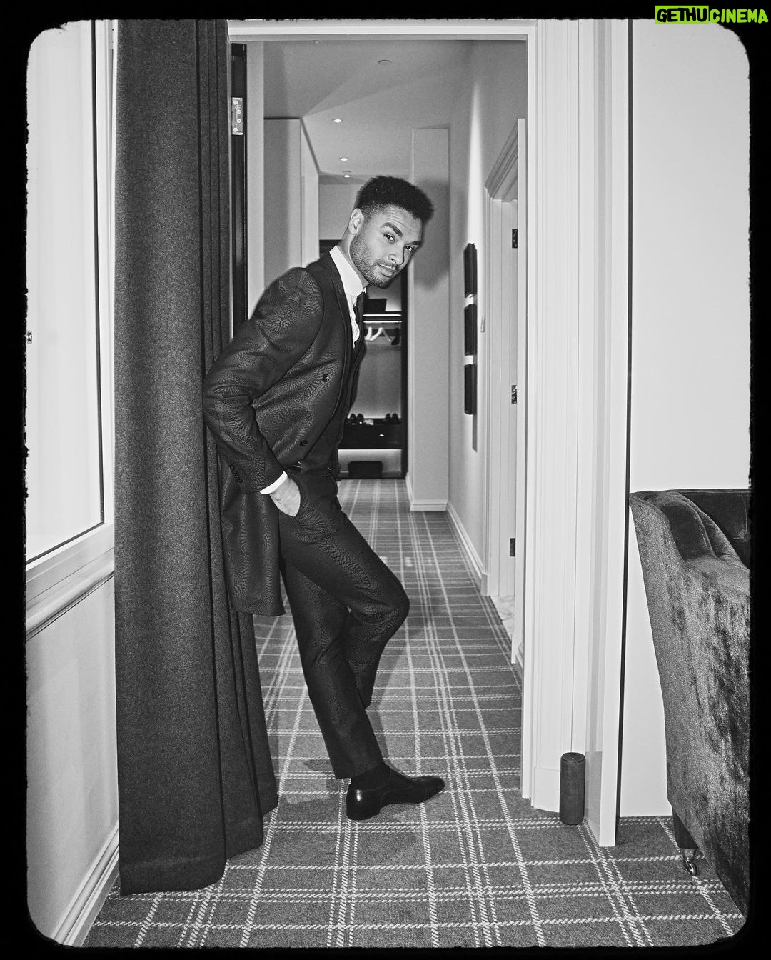 Regé-Jean Page - 1 Million Likes - Family Fortunes ❤️
•
🔥📸 @adamfussell
Styling: @holly_macnaghten @ozwald_boateng
Grooming: @carlosferraz_
@britishgq #GQawards