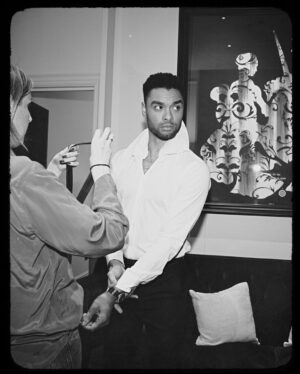 Regé-Jean Page Instagram - Maketh the man 🪡 

•

Wearing ✨ @ozwald_boateng 
for @britishgq #GQawards

Outrageous 🔥 📸 by @adamfussell
Styled by @holly_macnaghten 
Grooming by @carlosferraz_ 

Shelter PR
@personalpruk 

🌹 @rosewoodlondon