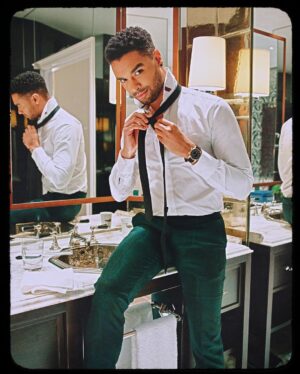 Regé-Jean Page Instagram - Maketh the man 🪡 

•

Wearing ✨ @ozwald_boateng 
for @britishgq #GQawards

Outrageous 🔥 📸 by @adamfussell
Styled by @holly_macnaghten 
Grooming by @carlosferraz_ 

Shelter PR
@personalpruk 

🌹 @rosewoodlondon