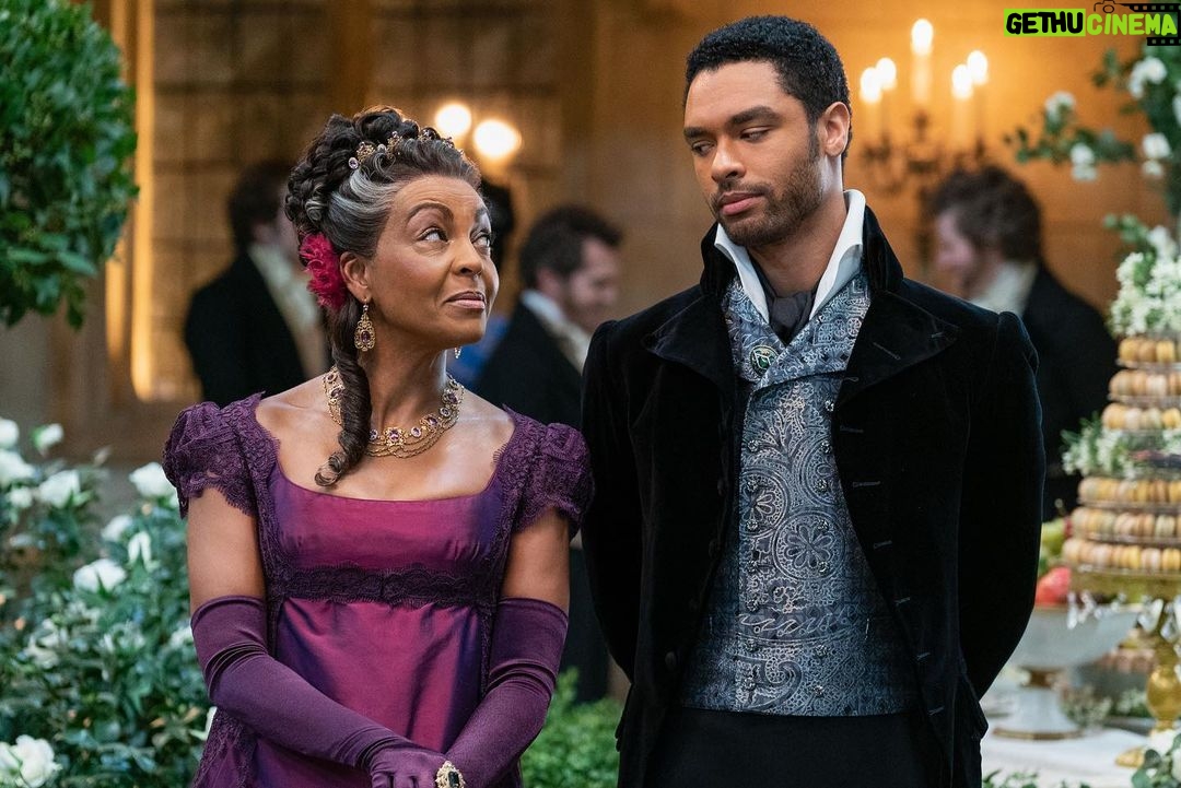 Regé-Jean Page Instagram - December 25th ✨🎄✨🎩✨🤎 #BridgertonNetflix . @bridgertonnetflix @netflix @shondaland @strongblacklead
