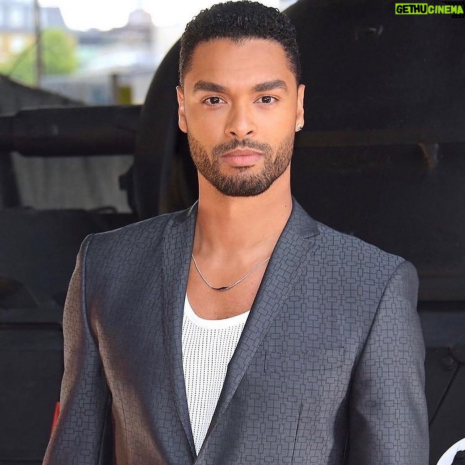 Regé-Jean Page Instagram - LONDON: good vibes on the hottest day of the year #THEGRAYMAN • 📸 @gettyimages • @ozwald_boateng @its_ajao @holly_macnaghten @carlosferraz_ @christopherleneo