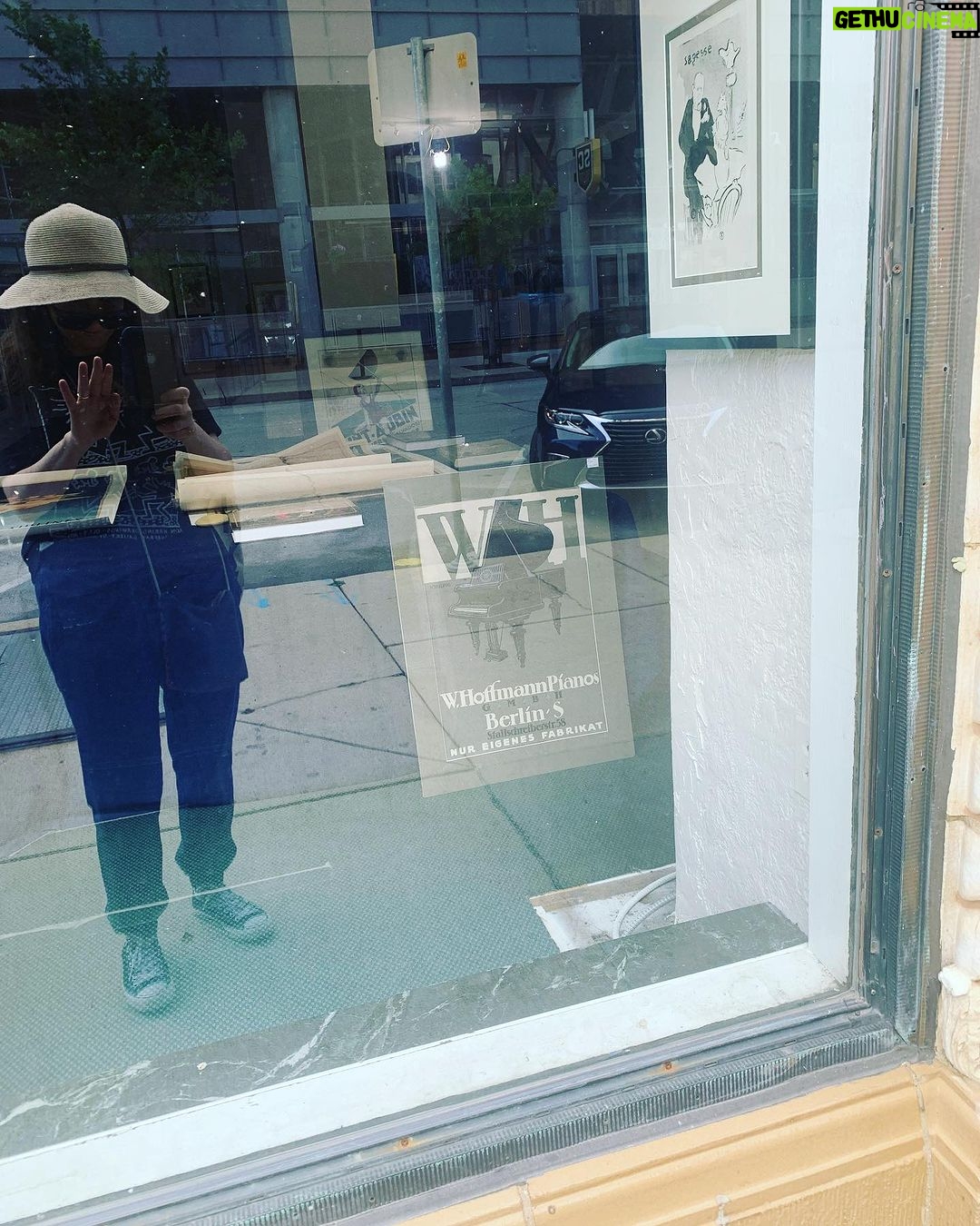 Regina Spektor Instagram - Hi friends in Cincinnati, OHIO! I’m here to play for you tonight! Can’t wait! @bradymusiccenter 8pm 💕💫🎶 Here are some random pics from the road so far 🌟 1. Soundcheck in Evanston IL 2. Post show with @danielryanvideo (he’s showing off his gold tooth 🦷 ) 3. Farmer’s market from hotel window (& I can’t COOK😭👩🍳🔥) 4. A lovely couple I met 😍 5. Reflections in Milwaukee 6. A reminder to all who travel- especially women- please keep your doors locked, and check room carefully 💕 Thanks to @orleenyc for my beautiful stylin’👗😘