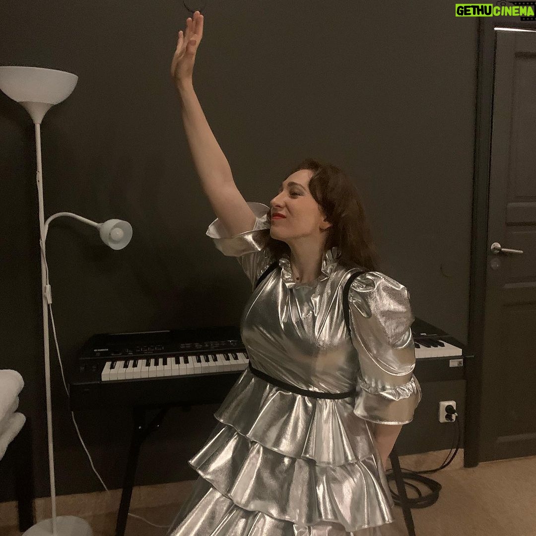 Regina Spektor Instagram - I blow you a kiss goodbye! Thank you to the beautiful audience last night 💕Sweden I’ll see you again soon, I hope 🇸🇪🎶 Now, home sweet home 👠👠✨✨