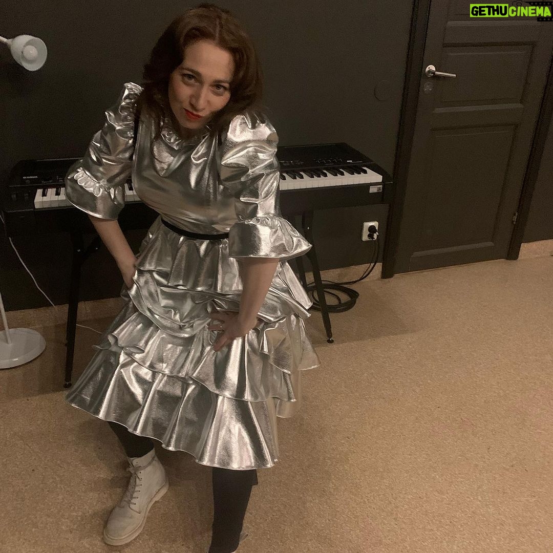 Regina Spektor Instagram - I blow you a kiss goodbye! Thank you to the beautiful audience last night 💕Sweden I’ll see you again soon, I hope 🇸🇪🎶 Now, home sweet home 👠👠✨✨