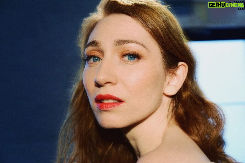 Regina Spektor Instagram - California, I am coming to play for you this week ☀️💕 Saratoga tonight, Anaheim tomorrow, and LA on Thursday. Get your tickets at the link in bio and let me know what songs you want to hear with the city name in the comments 🎶 💫 8/7 Saratoga, CA - @mountainwinery 8/8 Anaheim, CA - @hobanaheim 8/10 Los Angeles, CA - @greek_theatre (Low Ticket Warning!)*w/ @realaimeemann at the Greek 🌟 📸 @shervinfoto & @housetornado