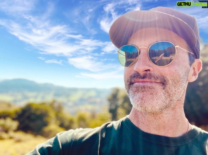 Reid Scott - 530 Likes - Soaking up the holiday weekend with the fam... what are you all up to?
.
#holidayweekend #mountainviews #qualityfamilytime