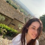 Reika Kirishima Instagram – …愛するAssisiラスト🇮🇹
連続投稿＆地獄の連続自撮りの巻。
汗でメイクが取れてしまっていますが
素敵な光と景色に気分最高だったので
帰り道フラッと記念に写真撮りました♪

今回、長い滞在ではなかったので
日本食は恋しくならなかったけれど、
帰国した時の献立は予定していました。
【大葉のおむすび・だし巻き卵・
なめこのお味噌汁・ぬか漬け・
トマトと玉ねぎとツナのサラダ✨】

……自宅に到着し
キッチンで手に取ったのは
辛ラーメンでした。

#italy #assisi #loveassisi
#perugia #tiamo 
#人生は予定通りに行かず 
#翌日の顔の浮腫みは地球外生命体 Assisi, Italy