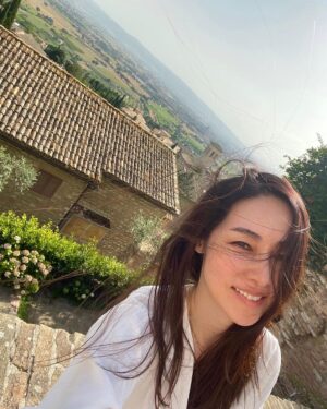 Reika Kirishima Instagram - …愛するAssisiラスト🇮🇹
連続投稿＆地獄の連続自撮りの巻。
汗でメイクが取れてしまっていますが
素敵な光と景色に気分最高だったので
帰り道フラッと記念に写真撮りました♪

今回、長い滞在ではなかったので
日本食は恋しくならなかったけれど、
帰国した時の献立は予定していました。
【大葉のおむすび・だし巻き卵・
なめこのお味噌汁・ぬか漬け・
トマトと玉ねぎとツナのサラダ✨】

……自宅に到着し
キッチンで手に取ったのは
辛ラーメンでした。

#italy #assisi #loveassisi
#perugia #tiamo 
#人生は予定通りに行かず 
#翌日の顔の浮腫みは地球外生命体