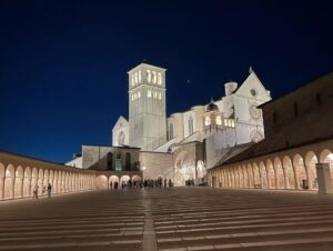 Reika Kirishima Instagram - 5年ぶり2度目の
イタリアの大好きなアッシジ 🇮🇹

1人で旅に出ると特に海外では
困る場面がたくさん出てきます。
普段いくら人見知りでも
必死になって人に道を尋ねたりガシガシ関わって
いつもの自分ではなくなります。
「生きるスウィッチ」が入る瞬間を
自分で毎回 面白がっていました。
そして今回の旅も
"一期一会"
この言葉が全てでした。
今、改めてこの言葉を大切に感じています。
it was a once in a lifetime encounter.

#italy #assisi 
#francescodassisi 
#nowornever #方向音痴