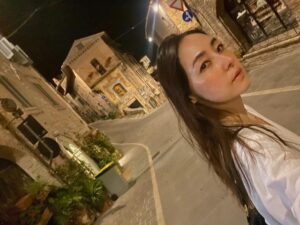 Reika Kirishima Instagram - 5年ぶり2度目の
イタリアの大好きなアッシジ 🇮🇹

1人で旅に出ると特に海外では
困る場面がたくさん出てきます。
普段いくら人見知りでも
必死になって人に道を尋ねたりガシガシ関わって
いつもの自分ではなくなります。
「生きるスウィッチ」が入る瞬間を
自分で毎回 面白がっていました。
そして今回の旅も
"一期一会"
この言葉が全てでした。
今、改めてこの言葉を大切に感じています。
it was a once in a lifetime encounter.

#italy #assisi 
#francescodassisi 
#nowornever #方向音痴
