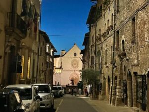 Reika Kirishima Instagram - 5年ぶり2度目の
イタリアの大好きなアッシジ 🇮🇹

1人で旅に出ると特に海外では
困る場面がたくさん出てきます。
普段いくら人見知りでも
必死になって人に道を尋ねたりガシガシ関わって
いつもの自分ではなくなります。
「生きるスウィッチ」が入る瞬間を
自分で毎回 面白がっていました。
そして今回の旅も
"一期一会"
この言葉が全てでした。
今、改めてこの言葉を大切に感じています。
it was a once in a lifetime encounter.

#italy #assisi 
#francescodassisi 
#nowornever #方向音痴