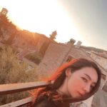 Reika Kirishima Instagram - 夕陽をただ見る。 普段からとても好きな時間です。 気持ちの整理やバランスを取る そんな時間のような気もします。 人生初のストライキ経験は 正直、動揺しました🤭🇮🇹 全てどうにもならなければ 野宿する覚悟でいました。 身の危険の心配はもちろんですが （寝ずに教会前にいれば大丈夫か？とか） 全身蚊に刺されるの 死んでも嫌だな… ひー…。 初ストライキで初野宿⁈ それは凄い経験になるかも！ そんなふうにも考えておりました🤭 #italy #perugia #umbria #assisi #sunset Assisi, Italy