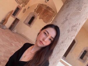 Reika Kirishima Instagram - フランチェスコ聖堂と関連遺跡群は、
世界文化遺産に指定されています。
そしてアッシジ は地震で被害にあった街でもあるんです。
フランチェスコ聖堂もその被害にあい修復されました。
美しい自然と共にいつまでも
優しく穏やかに在り続けてほしいです🕊️

ホテルで頂いた地図も載せました。
アッシジ は大きな街ではないのですが
私は必ず迷子になるという…
（泊まったホテルは🤫）

#italy #assisi 
#perugia #umbria 
#basilicadisanfrancesco 
#santachiara