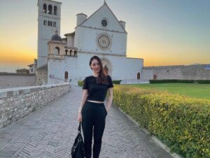 Reika Kirishima Instagram - 5年ぶり2度目の
イタリアの大好きなアッシジ 🇮🇹

1人で旅に出ると特に海外では
困る場面がたくさん出てきます。
普段いくら人見知りでも
必死になって人に道を尋ねたりガシガシ関わって
いつもの自分ではなくなります。
「生きるスウィッチ」が入る瞬間を
自分で毎回 面白がっていました。
そして今回の旅も
"一期一会"
この言葉が全てでした。
今、改めてこの言葉を大切に感じています。
it was a once in a lifetime encounter.

#italy #assisi 
#francescodassisi 
#nowornever #方向音痴