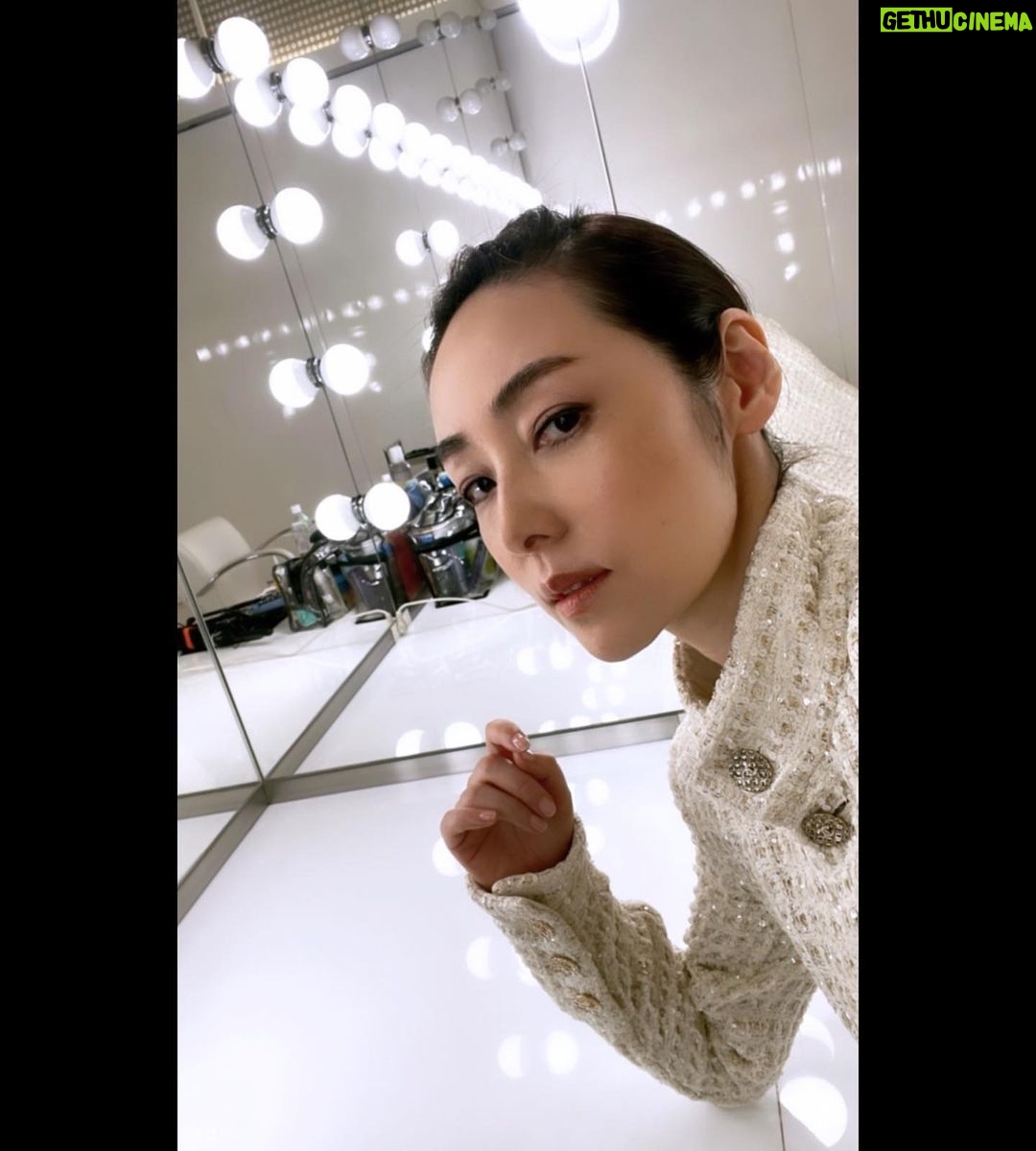 Reika Kirishima Instagram - ✴︎✴︎Precious✴︎✴︎ プレシャス 12月号掲載 とても素敵で楽しい撮影でした🙏 インタビューも載せて頂いております。 是非チェックして頂けますと嬉しいです。 どうぞよろしくお願いします✨ photo....石倉和夫 make-up...Asami Taguchi hair..... Takayuki Nukui stylist... 永岡美夏 @mikabebe0808 beauty director...松澤章子 #chanel #chanelbeauty #precious