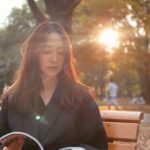 Reika Kirishima Instagram - a clear autumn day🍂 気持ちの良い公園に 久しぶりに行って 穏やかで普通で良い日だった♪ #cahiersducinema #jeanlucgodard #autumnsunset #autumncolors