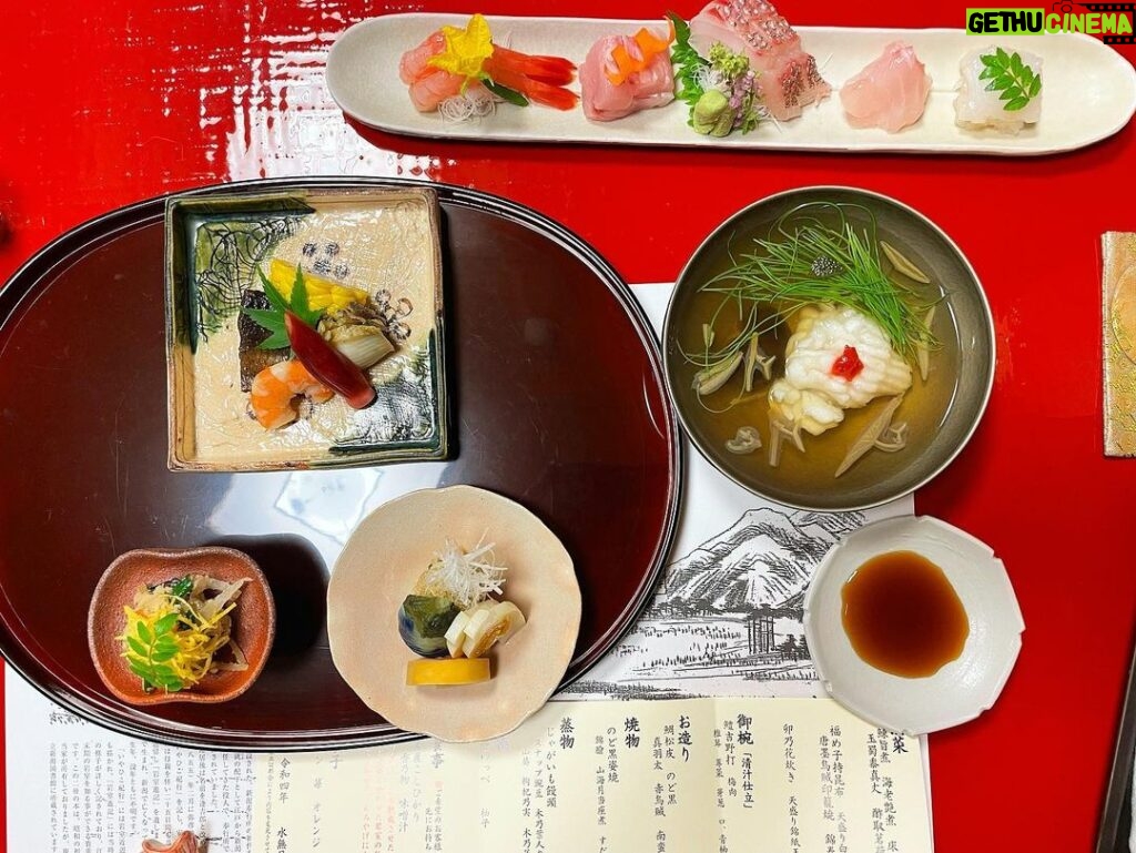 Reika Kirishima Instagram - ドライブ・マイ・ニイガタPART②🚘 時間がなくて全ての場所の 写真が撮れませんでした🥲 新潟はお米が本当に美味しい。白米が大好きです。 仕事の時、炭水化物を我慢することが多いので 炊き立ての白米を好きなだけ頂くことが、 1番の贅沢だと思っています。 新潟の撮影では我慢する気はなかったので そりゃぁもうたくさん🫢✨ そして日本酒も美味しいですね♪ のどぐろも!! #新潟県 #旧笹川家住宅 #岩室温泉 #高島屋 #北方文化博物館 #種月寺 #新潟日報