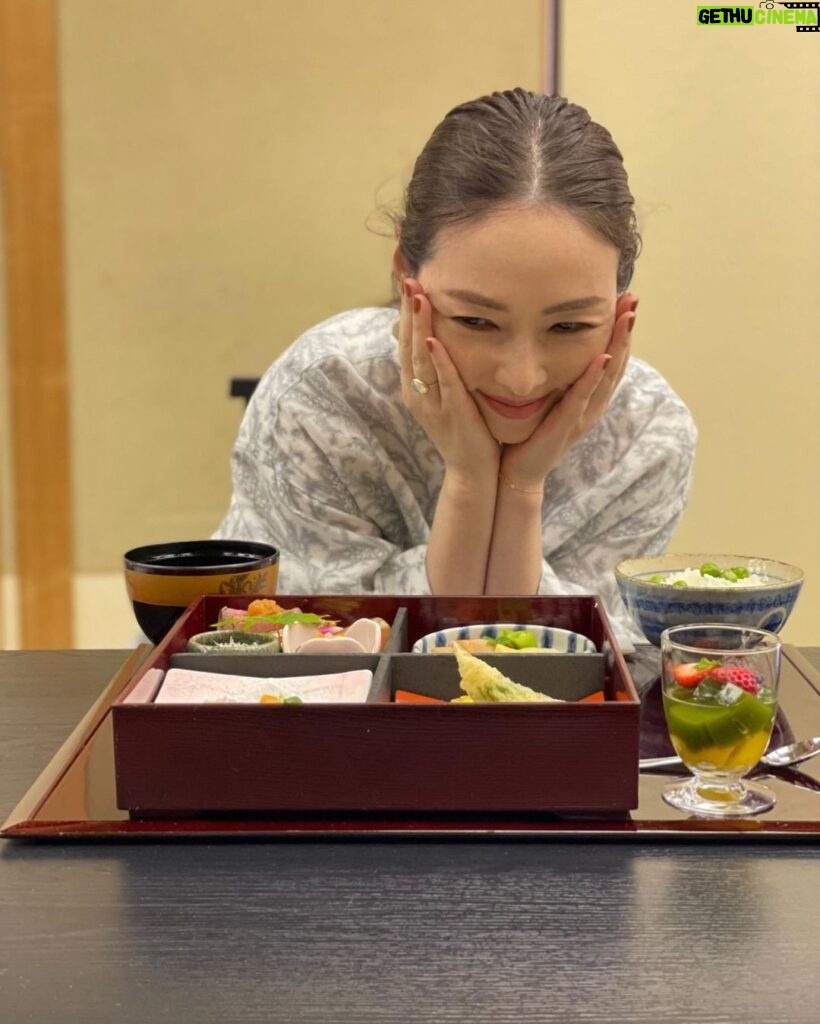 Reika Kirishima Instagram - ✴︎ドライブ・マイ・ニイガタ🚘✴︎ 私が生まれた新潟県へ 新潟日報さんとのお仕事で 数年ぶりに行くことができました♪ 新潟にはハッと驚くような美しくて 素晴らしい場所がたくさんあります。 ご飯もお酒も美味しい。 温泉最高。 人はとても温かくて優しい。 たくさんの歴史にも触れ 改めて新潟の奥深さに感動しました✨ まだ新潟へ訪れたことがない方はぜひ！ stylist @mattsatoko hair&make @omoshita ★今回訪れた場所★ #古町 #旧小沢家住宅 #岩室温泉 #高島屋 #湊稲荷神社#斎藤家別邸 #新津記念館#種月寺 #旧笹川家住宅#福島潟 #北方文化博物館 #沼垂テラス商店 #今代司酒造 #新潟日報