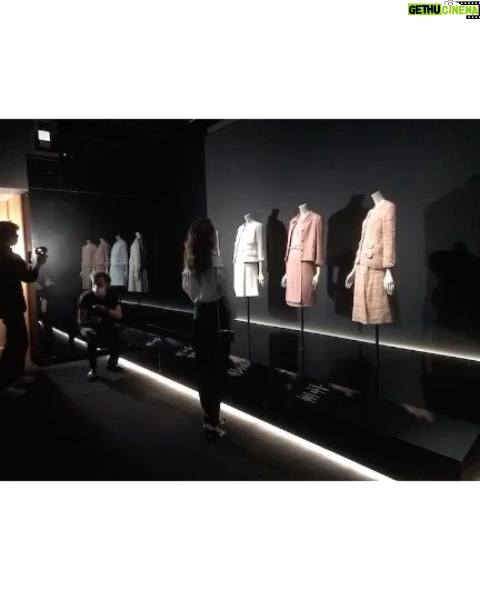 Reika Kirishima Instagram - CHANEL 「ガブリエル・シャネル展MANIFEST DE MODE」 オープニングイベントに ご招待して頂きました♡ 説明をお聞きしながら 貴重な作品の数々を鑑賞させて頂き、 ガブリエル・シャネルの感性と 勇気と力に大変感動しました。 素敵な体験をさせて頂き感謝致します🙏 ✴︎Thank you✴︎ stylist @mikabebe0808 hair Asashi make-up Fusako #chanel #gabriellechanel #manifestdemode #ガブリエルシャネル展 三菱一号館美術館