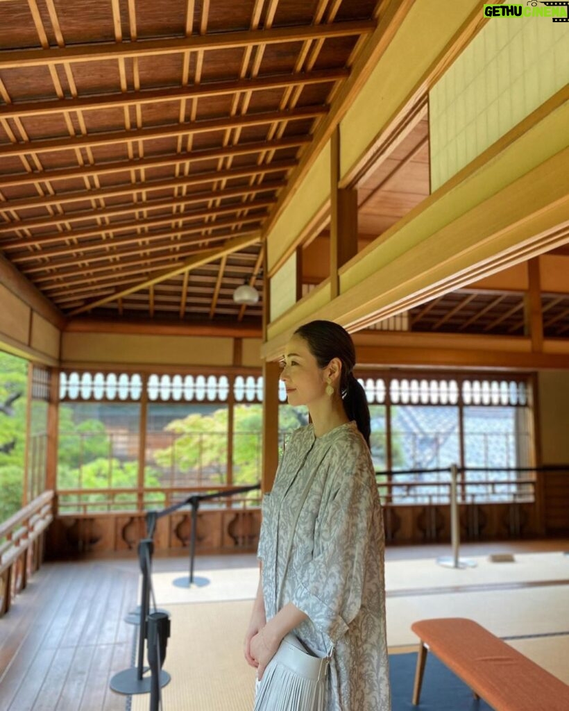 Reika Kirishima Instagram - ✴︎ドライブ・マイ・ニイガタ🚘✴︎ 私が生まれた新潟県へ 新潟日報さんとのお仕事で 数年ぶりに行くことができました♪ 新潟にはハッと驚くような美しくて 素晴らしい場所がたくさんあります。 ご飯もお酒も美味しい。 温泉最高。 人はとても温かくて優しい。 たくさんの歴史にも触れ 改めて新潟の奥深さに感動しました✨ まだ新潟へ訪れたことがない方はぜひ！ stylist @mattsatoko hair&make @omoshita ★今回訪れた場所★ #古町 #旧小沢家住宅 #岩室温泉 #高島屋 #湊稲荷神社#斎藤家別邸 #新津記念館#種月寺 #旧笹川家住宅#福島潟 #北方文化博物館 #沼垂テラス商店 #今代司酒造 #新潟日報