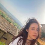Reika Kirishima Instagram - …愛するAssisiラスト🇮🇹 連続投稿＆地獄の連続自撮りの巻。 汗でメイクが取れてしまっていますが 素敵な光と景色に気分最高だったので 帰り道フラッと記念に写真撮りました♪ 今回、長い滞在ではなかったので 日本食は恋しくならなかったけれど、 帰国した時の献立は予定していました。 【大葉のおむすび・だし巻き卵・ なめこのお味噌汁・ぬか漬け・ トマトと玉ねぎとツナのサラダ✨】 ……自宅に到着し キッチンで手に取ったのは 辛ラーメンでした。 #italy #assisi #loveassisi #perugia #tiamo #人生は予定通りに行かず #翌日の顔の浮腫みは地球外生命体 Assisi, Italy