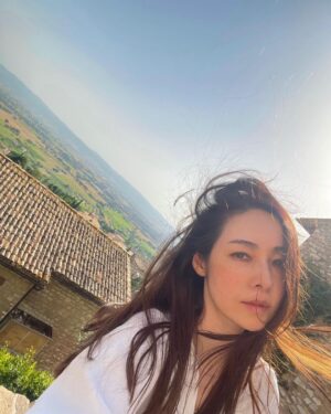 Reika Kirishima Instagram - …愛するAssisiラスト🇮🇹
連続投稿＆地獄の連続自撮りの巻。
汗でメイクが取れてしまっていますが
素敵な光と景色に気分最高だったので
帰り道フラッと記念に写真撮りました♪

今回、長い滞在ではなかったので
日本食は恋しくならなかったけれど、
帰国した時の献立は予定していました。
【大葉のおむすび・だし巻き卵・
なめこのお味噌汁・ぬか漬け・
トマトと玉ねぎとツナのサラダ✨】

……自宅に到着し
キッチンで手に取ったのは
辛ラーメンでした。

#italy #assisi #loveassisi
#perugia #tiamo 
#人生は予定通りに行かず 
#翌日の顔の浮腫みは地球外生命体