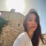 Reika Kirishima Instagram – …愛するAssisiラスト🇮🇹
連続投稿＆地獄の連続自撮りの巻。
汗でメイクが取れてしまっていますが
素敵な光と景色に気分最高だったので
帰り道フラッと記念に写真撮りました♪

今回、長い滞在ではなかったので
日本食は恋しくならなかったけれど、
帰国した時の献立は予定していました。
【大葉のおむすび・だし巻き卵・
なめこのお味噌汁・ぬか漬け・
トマトと玉ねぎとツナのサラダ✨】

……自宅に到着し
キッチンで手に取ったのは
辛ラーメンでした。

#italy #assisi #loveassisi
#perugia #tiamo 
#人生は予定通りに行かず 
#翌日の顔の浮腫みは地球外生命体 Assisi, Italy