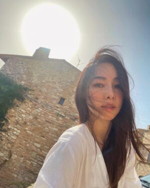 Reika Kirishima Instagram - …愛するAssisiラスト🇮🇹
連続投稿＆地獄の連続自撮りの巻。
汗でメイクが取れてしまっていますが
素敵な光と景色に気分最高だったので
帰り道フラッと記念に写真撮りました♪

今回、長い滞在ではなかったので
日本食は恋しくならなかったけれど、
帰国した時の献立は予定していました。
【大葉のおむすび・だし巻き卵・
なめこのお味噌汁・ぬか漬け・
トマトと玉ねぎとツナのサラダ✨】

……自宅に到着し
キッチンで手に取ったのは
辛ラーメンでした。

#italy #assisi #loveassisi
#perugia #tiamo 
#人生は予定通りに行かず 
#翌日の顔の浮腫みは地球外生命体