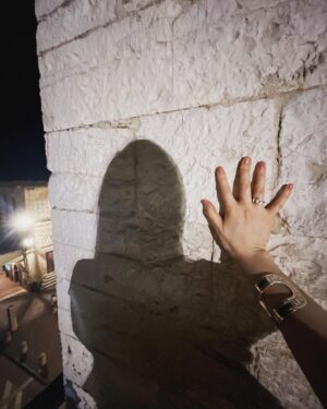 Reika Kirishima Instagram - …愛するAssisiラスト🇮🇹
連続投稿＆地獄の連続自撮りの巻。
汗でメイクが取れてしまっていますが
素敵な光と景色に気分最高だったので
帰り道フラッと記念に写真撮りました♪

今回、長い滞在ではなかったので
日本食は恋しくならなかったけれど、
帰国した時の献立は予定していました。
【大葉のおむすび・だし巻き卵・
なめこのお味噌汁・ぬか漬け・
トマトと玉ねぎとツナのサラダ✨】

……自宅に到着し
キッチンで手に取ったのは
辛ラーメンでした。

#italy #assisi #loveassisi
#perugia #tiamo 
#人生は予定通りに行かず 
#翌日の顔の浮腫みは地球外生命体