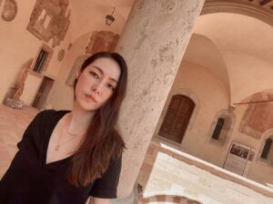 Reika Kirishima Instagram - フランチェスコ聖堂と関連遺跡群は、
世界文化遺産に指定されています。
そしてアッシジ は地震で被害にあった街でもあるんです。
フランチェスコ聖堂もその被害にあい修復されました。
美しい自然と共にいつまでも
優しく穏やかに在り続けてほしいです🕊️

ホテルで頂いた地図も載せました。
アッシジ は大きな街ではないのですが
私は必ず迷子になるという…
（泊まったホテルは🤫）

#italy #assisi 
#perugia #umbria 
#basilicadisanfrancesco 
#santachiara