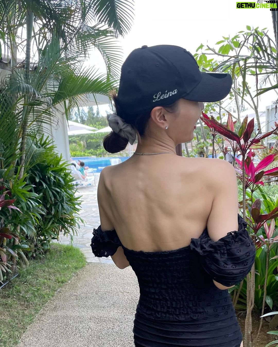 Reina Ikehata Instagram - 先日、ちょっとだけ夏を先取りしてみたりしました🫣 主人に「背筋やばいね」と言われたけど、そうなのかな?😂普段自分じゃまじまじと見ないからわからないのだけど、、、確かに背筋トレーニングは頑張ってる🤣💪 還沒到夏天⋯先享受一下下🌴 老公說「你的背部怎麼這麼厲害」 自己不會常常看自己的背部所以我不知道厲不厲害😂但⋯其實我很努力練背部喔🤣💪 #momofboys #momoftwoboys #momlife #momfashion #兄弟ママ #男の子ママ #産後ダイエット #トレーニング女子