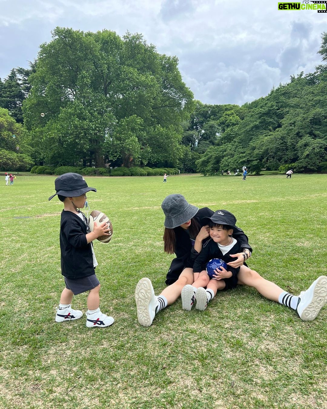 Reina Ikehata Instagram - 今はまだ、母の日なんてわかっていないと思うけど、、、、 いつか大きくなったとき、毎年母の日だけで良いからママの事だけを思ってくれたら嬉しいな、、、、なんてワガママを言ってみたくなるわけです。 世界中のママさんたち、いつもお疲れ様です🙂 はっぴーまざーずでい🩷 現在我的兒子們不懂母親節,但是⋯你們懂母親節的時候只有這一天就好⋯媽咪希望你們想到只媽咪的事好嗎?🥹 全天下的媽媽們母親節快樂👩🩷 #母親節 #母親節快樂 #happymothersday #momofboys #momoftwoboys #兄弟ママ #男の子ママ #ママコーデ #兄弟コーデ #男の子ファッション #キッズファッション #キッズファッション男の子 #母の日