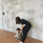 Reina Ikehata Instagram - 抱っこ抱っこな時期で、毎晩腰がバギバギです🫠 最近買ったZARAの無地Tシャツは、コンパクトなサイズ感と着心地が抜群で、子連れのお出掛けに最高🥹165cmの私はMサイズがちょうど良かった🩷 愛抱抱的弟弟，媽咪每天晚上回到家就腰部痛得不得了😂 最近買的這個zara的T恤好好穿喔！兒子們一起去玩的時候好用！ 身高165cm的我買了M號，長度等等good🩵 #momofboys #momoftwoboys #momfashion #mamafashion #男の子ママ #兄弟ママ #ママファッション #ママコーデ