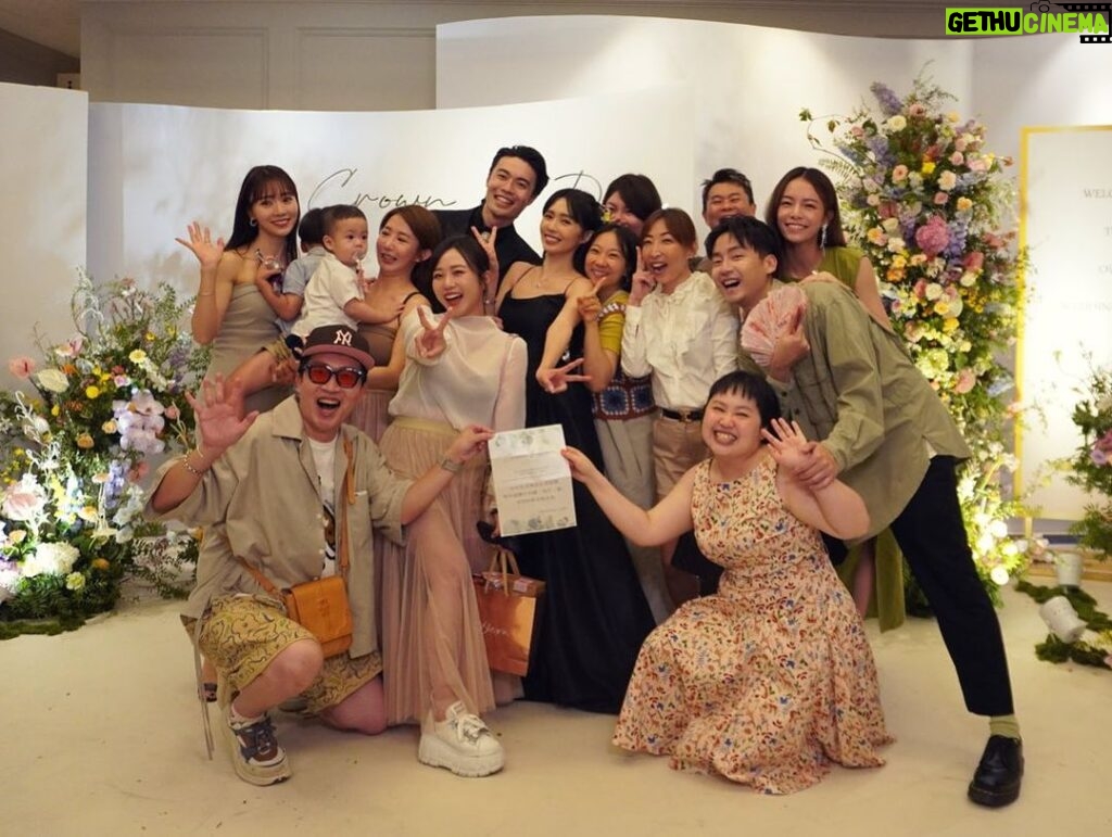 Reina Ikehata Instagram - 非常開心終於回到台灣了⋯ 參加最美麗的 @dewichien 的婚禮，看到妳我就哭了😢 恭喜 @dewichien ～太美了❤️ 非常非常感謝你們出現在我的台灣的青春裡 在台灣我的開心幸福快樂的時刻裡都有你們。終於見到你們⋯真的感動、想起來好多好多事情🥲 我馬上回來喔🥹 4年ぶりの台湾。 大切な大切な台湾の友人の結婚式。 台湾の青春時代を共に過ごしてきた大切な大切な仲間たちとの日々、、、、変わらないみんなとの時間を4年ぶりに過ごせて幸せだった〜🥲 幸せな時間をありがとう😊 dewi、本当におめでとう💓 またすぐに台湾でね😍