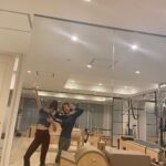 Reina Ikehata Instagram - 仕事終わりに急いでピラティスへ‼︎ 肩の痛みも取れて、スッキリ🥹 あやの先生のセッションはすっごく辛いけど(笑)終わったら身体が軽くなっているからビックリです🥺 マシンピラティス本当に始めて良かった🤲 工作完後直接去皮拉提斯的課程 這幾天我的肩膀超級痛⋯但是上完課程後都沒酸酸的感覺了🫣 老師的課程每次真的辛苦⋯哈 但是完了後身體真的變不一樣了 皮拉提斯真的推薦喔～⭐️ #皮拉提斯 #減肥 #産後ダイエット #産後ケア #産後ママ #ピラティス #マシンピラティス #pilatis #diet #momofboys #momoftwoboys #momlife #男の子ママ #兄弟ママ #ママダイエット