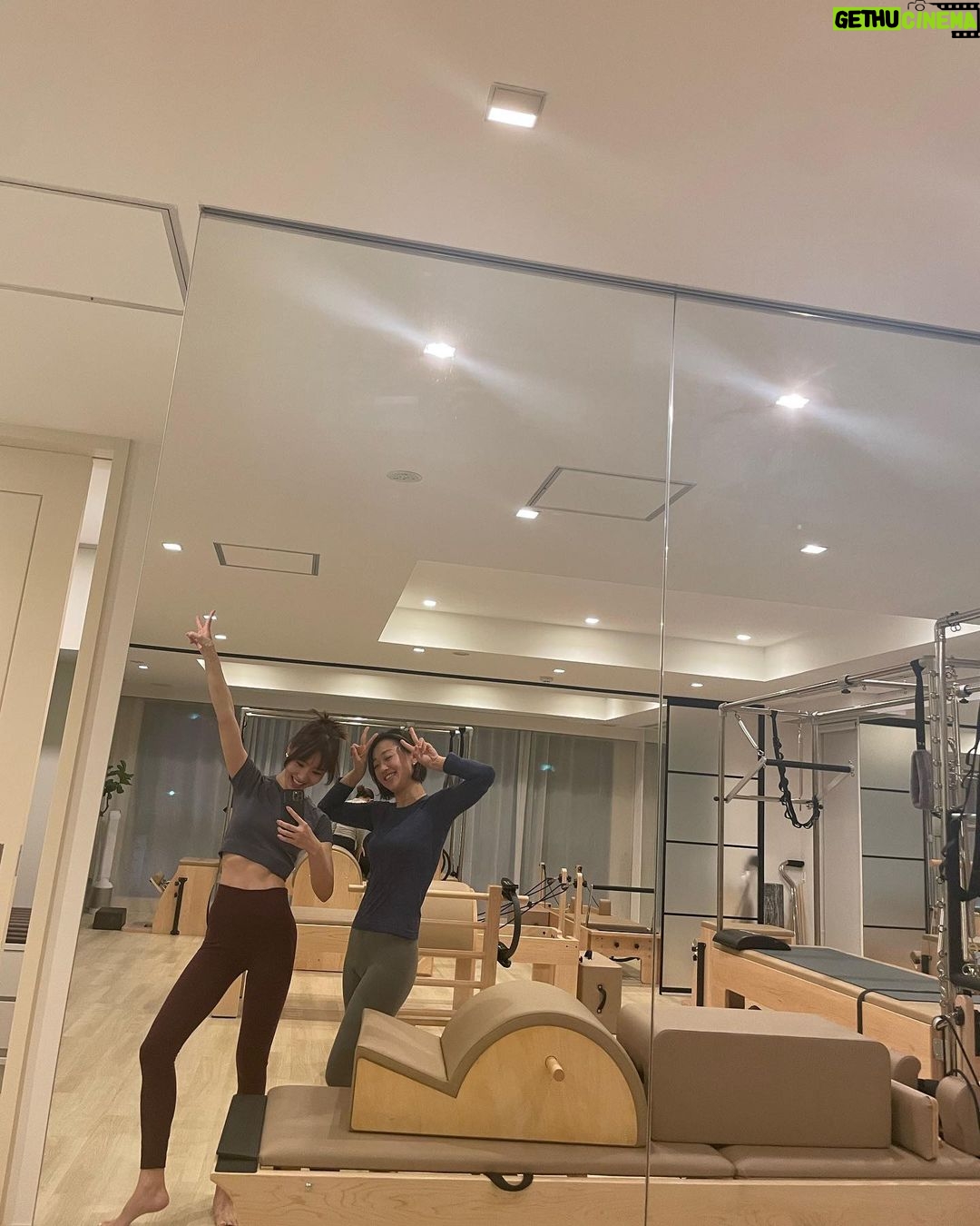 Reina Ikehata Instagram - 仕事終わりに急いでピラティスへ‼︎ 肩の痛みも取れて、スッキリ🥹 あやの先生のセッションはすっごく辛いけど(笑)終わったら身体が軽くなっているからビックリです🥺 マシンピラティス本当に始めて良かった🤲 工作完後直接去皮拉提斯的課程 這幾天我的肩膀超級痛⋯但是上完課程後都沒酸酸的感覺了🫣 老師的課程每次真的辛苦⋯哈 但是完了後身體真的變不一樣了 皮拉提斯真的推薦喔~⭐️ #皮拉提斯 #減肥 #産後ダイエット #産後ケア #産後ママ #ピラティス #マシンピラティス #pilatis #diet #momofboys #momoftwoboys #momlife #男の子ママ #兄弟ママ #ママダイエット