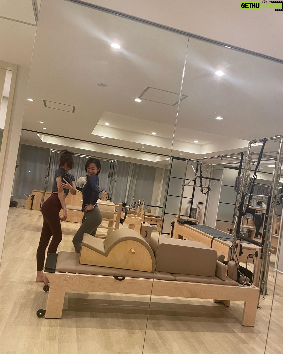 Reina Ikehata Instagram - 仕事終わりに急いでピラティスへ‼︎ 肩の痛みも取れて、スッキリ🥹 あやの先生のセッションはすっごく辛いけど(笑)終わったら身体が軽くなっているからビックリです🥺 マシンピラティス本当に始めて良かった🤲 工作完後直接去皮拉提斯的課程 這幾天我的肩膀超級痛⋯但是上完課程後都沒酸酸的感覺了🫣 老師的課程每次真的辛苦⋯哈 但是完了後身體真的變不一樣了 皮拉提斯真的推薦喔~⭐️ #皮拉提斯 #減肥 #産後ダイエット #産後ケア #産後ママ #ピラティス #マシンピラティス #pilatis #diet #momofboys #momoftwoboys #momlife #男の子ママ #兄弟ママ #ママダイエット