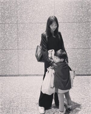 Reina Ikehata Instagram - 新年度が始まりました。
入園、入学、入社を迎えた皆様、おめでとうございます🌸
私も息子の新生活が始まり、3月末から4月初めはバタバタと過ごしておりました。まだ新生活のペースを掴めずにおります。毎朝お弁当何作ろう〜と朝からてんやわんやです😂
帰宅時にはこんな感じで疲れ切っており、目のクマはしばらく消えなさそうです🫣
とにかく体調には気をつけて、皆さん4月を乗り切りましょうね✊
大家最近過得怎麼樣呢～？
日本4月是新的年度開始的月
開學，入社等等⋯⋯祝大家新的開始快樂🌸
我也開始新的生活。⋯⋯累到這樣子🫠黑眼圈永遠不會不見的感覺呢😂
每天早上做兒子的便當送他去學校⋯我在上班的時候已經好想睡的🥹
不管如何身體健康大家一起加油吧～✊池端媽咪也加油加油✊
#兄弟ママ #momofboys #momoftwoboys #新生活 #入園式 #入社式