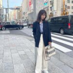 Reina Ikehata Instagram - 最近は次男が夜泣きをしており、寝不足で少々顔が疲れております😶 白なのにスッキリ見せてくれるスラックス、形が最高に綺麗🙆‍♀️色も最高🙆‍♀️ でも、口にいっぱい食べカスつけた息子に「ママ〜」って抱きつかれるとヒヤヒヤするやつです🥹 最近弟弟開始凌晨突然哭哭得起來一直大哭一直生氣🙃媽咪的表情看起來好累喔🤣哈 這個白色褲子、顏色款式都好看的 但是⋯媽咪好緊張吃完東西的兒子們回來抱著我的時侯呢😶‍🌫️哈 #fashion #momofboys #momoftwoboys #mamafashion #momfashion #兄弟 #兄弟ママ #unitedarrows #beautyandyouth #greenlabelrelaxing