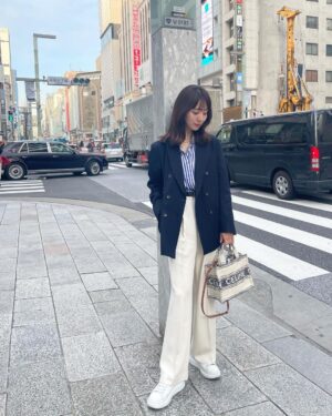 Reina Ikehata Instagram - 最近は次男が夜泣きをしており、寝不足で少々顔が疲れております😶
白なのにスッキリ見せてくれるスラックス、形が最高に綺麗🙆‍♀️色も最高🙆‍♀️
でも、口にいっぱい食べカスつけた息子に「ママ〜」って抱きつかれるとヒヤヒヤするやつです🥹
最近弟弟開始凌晨突然哭哭得起來一直大哭一直生氣🙃媽咪的表情看起來好累喔🤣哈
這個白色褲子、顏色款式都好看的
但是⋯媽咪好緊張吃完東西的兒子們回來抱著我的時侯呢😶‍🌫️哈 

#fashion #momofboys #momoftwoboys #mamafashion #momfashion #兄弟 #兄弟ママ #unitedarrows #beautyandyouth #greenlabelrelaxing