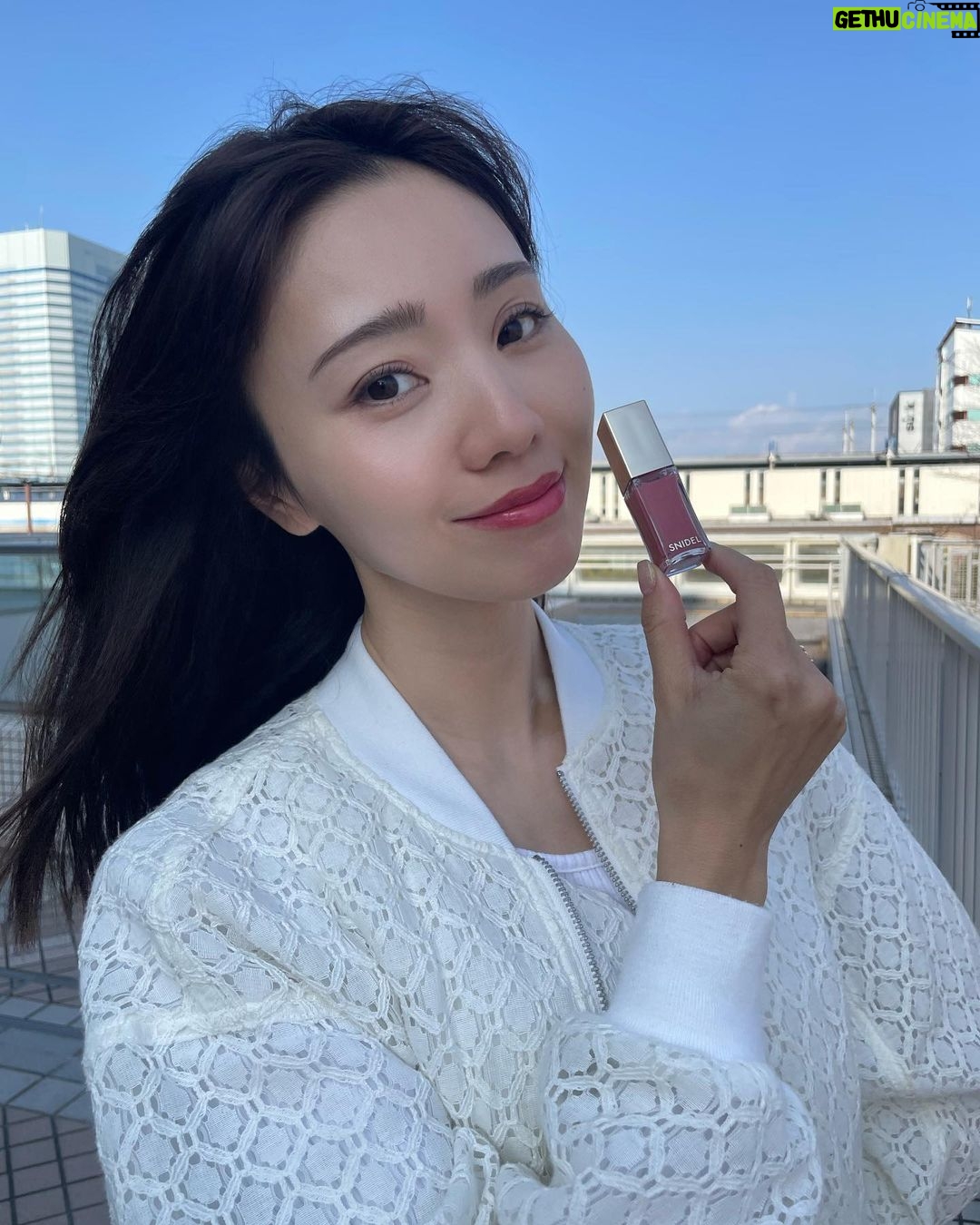 Reina Ikehata Instagram - 最近お気に入りのリップ ツヤ感と落ちにくさ、ティントなのに乾燥しにくくて良きです🙆♀️ 春っぽいピンクもいい感じ🌸 6番のカラーを愛用しています😌 まつ毛は黒マスカラはせず、今開発中の透明の保湿コーティング剤を! まだまだ手直しが必要ですが、保湿効果、美容効果、ツヤ感束間が好みの感じに近付いてきていて、ワクワク🥺 最近愛用的口紅💄 SNIDEL的6號 亮度、保濕的效果 、發色感都好 想大家推薦的東西❤️ 睫毛膏的部分、沒用黑色的睫毛膏 現在我在做自己牌子的商品 就是透明的保養睫毛膏!還要繼續調整一下、但是目前擦過的感覺蠻好的🥰 好期待喔~~~ #睫毛膏 #美容 #美容液 #snidelbeauty #リップティント #ママの美容 #兄弟ママ #momofboys #momoftwoboys #boysmama #beauty #目の小ジワはスルーしてね