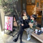 Reina Ikehata Instagram - 長男のスクール前に早朝スタバ☕️ 美味し〜ってご満悦です👦 ママは、産前のスキニーが入るようになってご満悦です👯‍♀️ 兒子去學校前的咖啡時間 兒子開心的好好吃～～～ 媽咪就是終於可以穿懷孕前穿的牛仔褲好開心🫢哈 #男の子ママ #産後ダイエット #兄弟ママ
