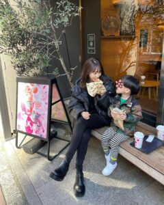Reina Ikehata Instagram - 長男のスクール前に早朝スタバ☕️ 美味し〜ってご満悦です👦 ママは、産前のスキニーが入るようになってご満悦です👯‍♀️ 兒子去學校前的咖啡時間 兒子開心的好好吃～～～ 媽咪就是終於可以穿懷孕前穿的牛仔褲好開心🫢哈 #男の子ママ #産後ダイエット #兄弟ママ