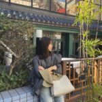 Reina Ikehata Instagram - GRAY×DENIM 喜歡的搭配方式🥰 fendi的包包提把也是灰色，可愛❣️ グレー×デニム 全身グレーも好きだけど、デニムとの合わせも女性らしくて好き。 見えにくいけど、バッグの持ち手もグレーカラーで合わせました⭐️ #haengnae #graycode #fendi #fendipeekaboo