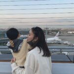 Reina Ikehata Instagram - 3～4年前的我每個月大概3～4次來羽田國際機場坐飛機飛來飛去。非常懷念那個時候的生活。 每個人問飛來飛去會不會好累？當然身體會累，但是飛機上想工作的事情自己的事情看劇本編輯YouTube等等，飛機上的那段時間蠻喜歡的呢😚 我的兒子們現在非常喜歡看飛機坐飛機，有空帶著他們一起來這裡玩。 雖然跟以前不一樣的目的來這裡，但蠻開心會來這裡喔🥲 希望今年能回去台灣。 毎月3.4回は羽田に来て台湾と日本を行き来していた生活がとっても懐かしい。楽しかったなぁ〜 飛行機移動大変じゃない？とよく聞かれたけど、確かに身体はボロボロでしたが飛行機の中で仕事の事や自分のことを考えたり台本を覚えたりYouTubeを編集したり…私は機内のあの時間が大好きでした☺️ 今は息子達が飛行機を見るのも乗るのも大好きで、たまに羽田空港に遊びに来ています✈️違う形でも来られて嬉しい。 今年はみんなで台湾に行けますように😌 #handm #hm #hmbaby #boys #boysmom