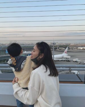 Reina Ikehata Instagram - 3～4年前的我每個月大概3～4次來羽田國際機場坐飛機飛來飛去。非常懷念那個時候的生活。
每個人問飛來飛去會不會好累？當然身體會累，但是飛機上想工作的事情自己的事情看劇本編輯YouTube等等，飛機上的那段時間蠻喜歡的呢😚
我的兒子們現在非常喜歡看飛機坐飛機，有空帶著他們一起來這裡玩。
雖然跟以前不一樣的目的來這裡，但蠻開心會來這裡喔🥲
希望今年能回去台灣。
毎月3.4回は羽田に来て台湾と日本を行き来していた生活がとっても懐かしい。楽しかったなぁ〜
飛行機移動大変じゃない？とよく聞かれたけど、確かに身体はボロボロでしたが飛行機の中で仕事の事や自分のことを考えたり台本を覚えたりYouTubeを編集したり…私は機内のあの時間が大好きでした☺️
今は息子達が飛行機を見るのも乗るのも大好きで、たまに羽田空港に遊びに来ています✈️違う形でも来られて嬉しい。
今年はみんなで台湾に行けますように😌
#handm #hm #hmbaby #boys #boysmom