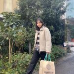 Reina Ikehata Instagram - 以前從台灣飛到北海道工作的時候，我沒穿大衣坐飛機到羽田機場。到羽田機場後太冷了臨時買了一套UNIQLO的外套⋯有打折商品記得2000日圓差不多，結果超級好用每一年冬天常用的🥹好看又好穿⋯和兒子們一起去玩的時候特別好用喔👶 何年か前、台湾から北海道にお仕事で向かった際、アウターを着忘れて羽田であまりに寒くて急いで買ったUNIQLOのボア。確かセールで2000円くらいだったかなぁ、、、、これが凄く使えまして、毎年冬にお世話になっています🥹可愛いし軽いし、息子たちと遊びに出かける際には特に使いやすい👶 エコバッグは親友からのイギリスお土産🇬🇧
