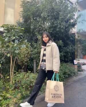 Reina Ikehata Instagram - 以前從台灣飛到北海道工作的時候，我沒穿大衣坐飛機到羽田機場。到羽田機場後太冷了臨時買了一套UNIQLO的外套⋯有打折商品記得2000日圓差不多，結果超級好用每一年冬天常用的🥹好看又好穿⋯和兒子們一起去玩的時候特別好用喔👶
何年か前、台湾から北海道にお仕事で向かった際、アウターを着忘れて羽田であまりに寒くて急いで買ったUNIQLOのボア。確かセールで2000円くらいだったかなぁ、、、、これが凄く使えまして、毎年冬にお世話になっています🥹可愛いし軽いし、息子たちと遊びに出かける際には特に使いやすい👶
エコバッグは親友からのイギリスお土産🇬🇧