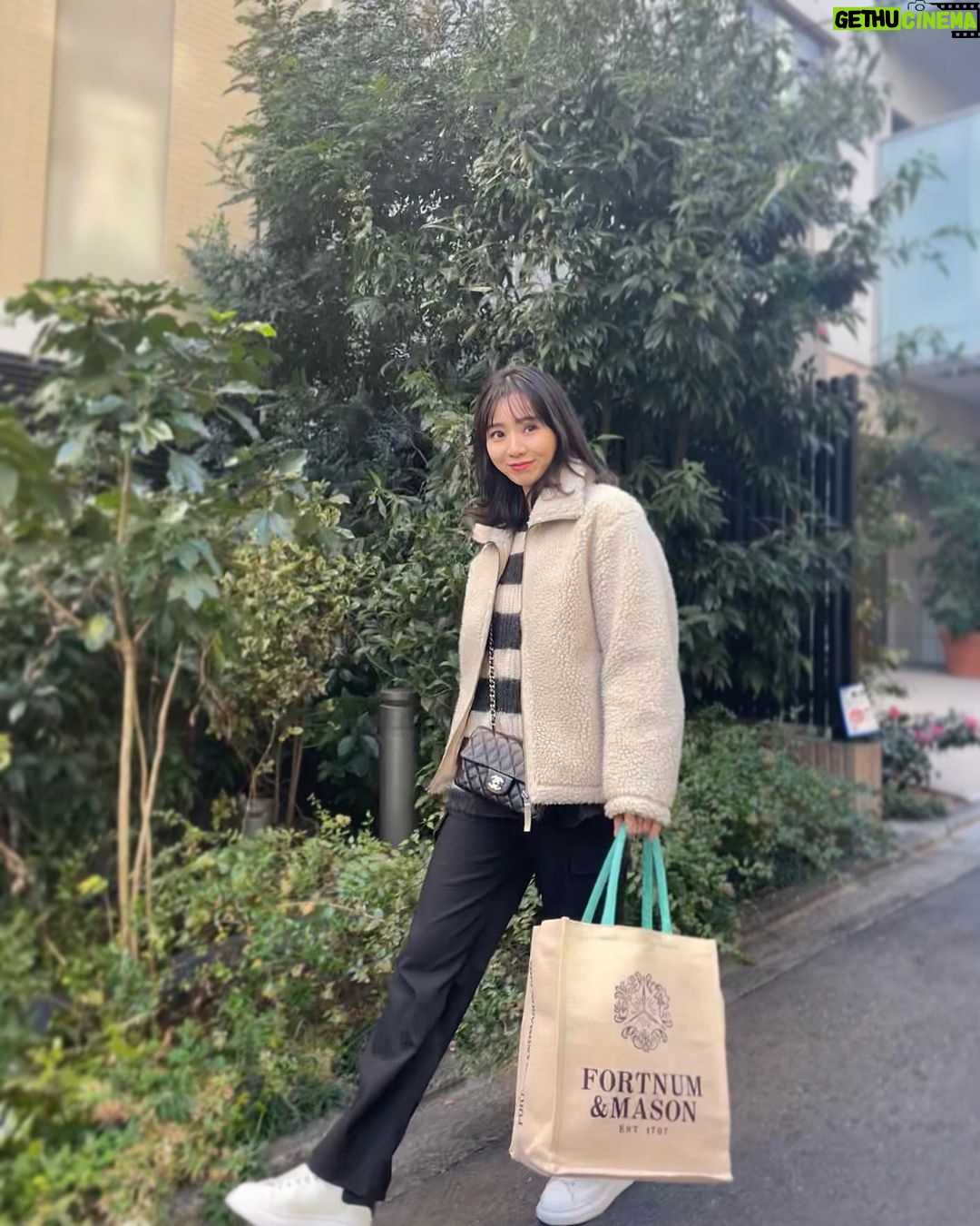 Reina Ikehata - 1K Likes - 以前從台灣飛到北海道工作的時候,我沒穿大衣坐飛機到羽田機場。到羽田機場後太冷了臨時買了一套UNIQLO的外套⋯有打折商品記得2000日圓差不多,結果超級好用每一年冬天常用的🥹好看又好穿⋯和兒子們一起去玩的時候特別好用喔👶
何年か前、台湾から北海道にお仕事で向かった際、アウターを着忘れて羽田であまりに寒くて急いで買ったUNIQLOのボア。確かセールで2000円くらいだったかなぁ、、、、これが凄く使えまして、毎年冬にお世話になっています🥹可愛いし軽いし、息子たちと遊びに出かける際には特に使いやすい👶
エコバッグは親友からのイギリスお土産🇬🇧